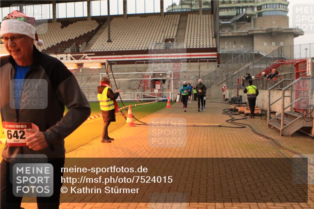 08.12.2024 - St. Pauli X-Mass-Run No. 14 Kathrin Stürmer Photography http://msf.ph/oto/7524015 08.12.2024 10:00:41 Ziel 642, 1773, 2808, 2809, 3033 meine-sportfotos.de