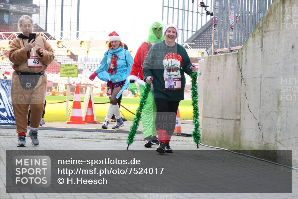 08.12.2024 - St. Pauli X-Mass-Run No. 14 H.Heesch http://msf.ph/oto/7524017 08.12.2024 10:48:01 Ziel 43, 204, 43 meine-sportfotos.de