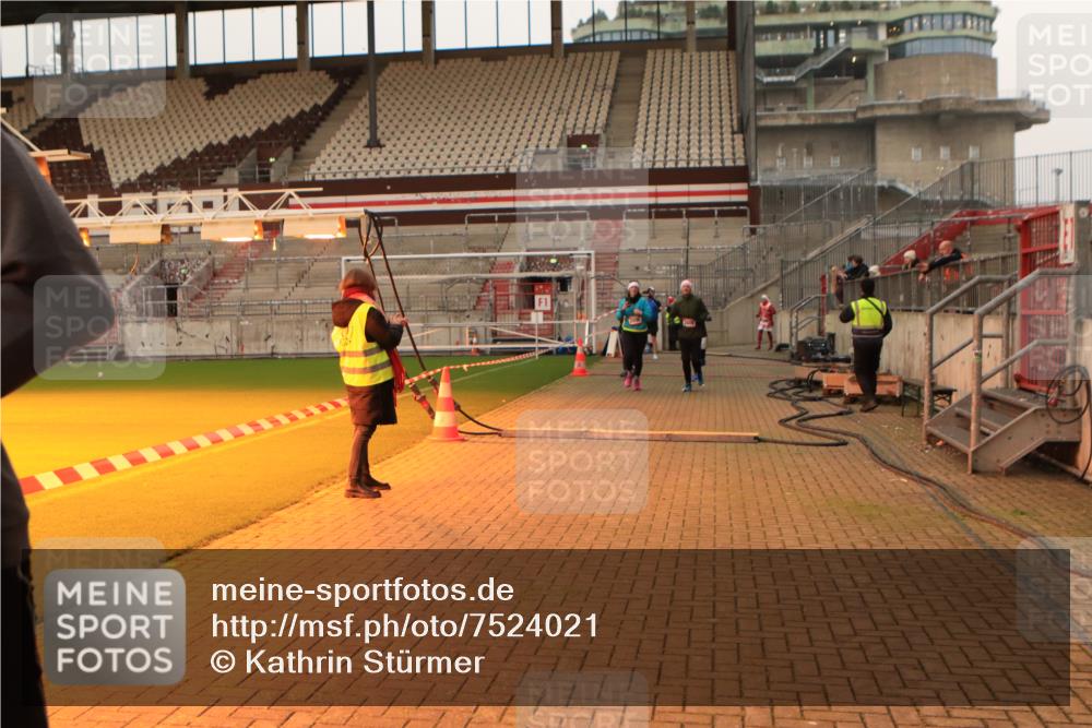 08.12.2024 - St. Pauli X-Mass-Run No. 14 Kathrin Stürmer Photography http://msf.ph/oto/7524021 08.12.2024 10:00:42 Ziel 642, 1773, 2808, 2809, 3033 meine-sportfotos.de
