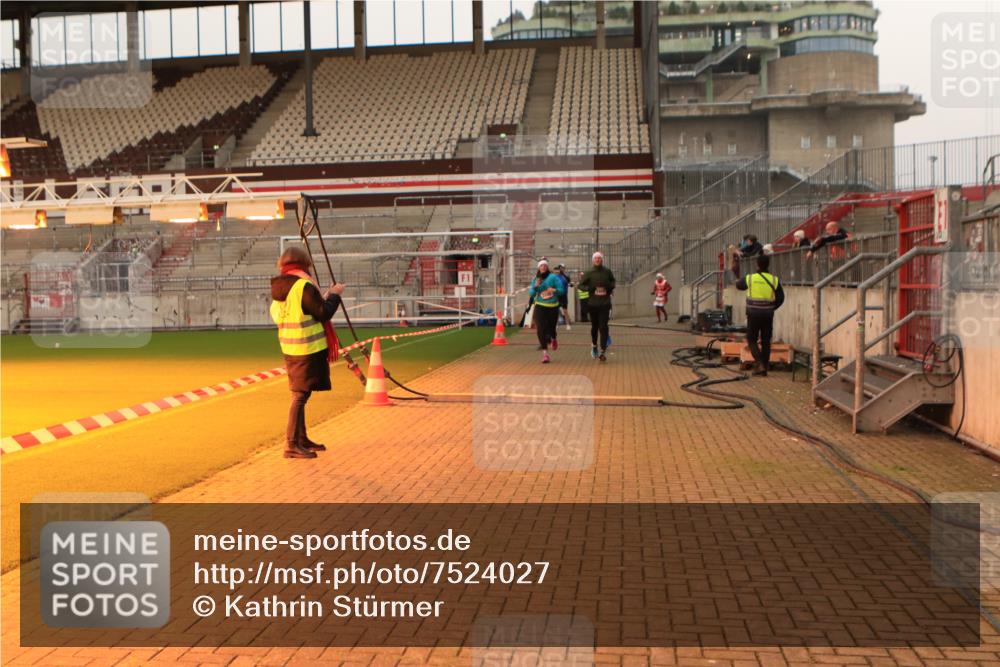 08.12.2024 - St. Pauli X-Mass-Run No. 14 Kathrin Stürmer Photography http://msf.ph/oto/7524027 08.12.2024 10:00:42 Ziel 642, 1773, 2808, 2809, 3033 meine-sportfotos.de