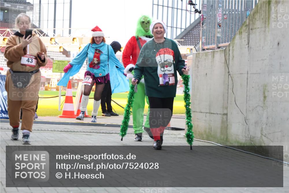 08.12.2024 - St. Pauli X-Mass-Run No. 14 H.Heesch http://msf.ph/oto/7524028 08.12.2024 10:48:01 Ziel 43, 204, 43 meine-sportfotos.de