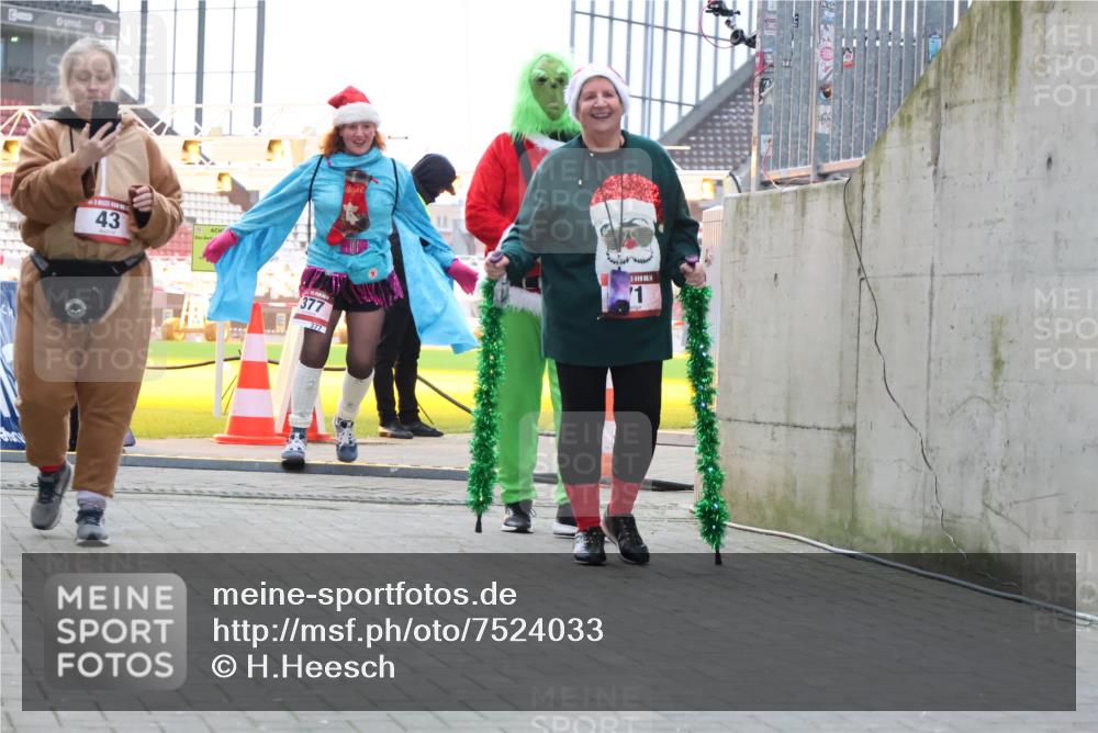 08.12.2024 - St. Pauli X-Mass-Run No. 14 H.Heesch http://msf.ph/oto/7524033 08.12.2024 10:48:02 Ziel 43, 204, 43, 71 meine-sportfotos.de
