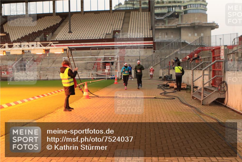 08.12.2024 - St. Pauli X-Mass-Run No. 14 Kathrin Stürmer Photography http://msf.ph/oto/7524037 08.12.2024 10:00:42 Ziel 642, 1773, 2808, 2809, 3033 meine-sportfotos.de