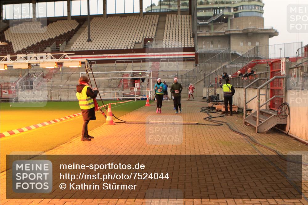 08.12.2024 - St. Pauli X-Mass-Run No. 14 Kathrin Stürmer Photography http://msf.ph/oto/7524044 08.12.2024 10:00:42 Ziel 642, 1773, 2808, 2809, 3033 meine-sportfotos.de