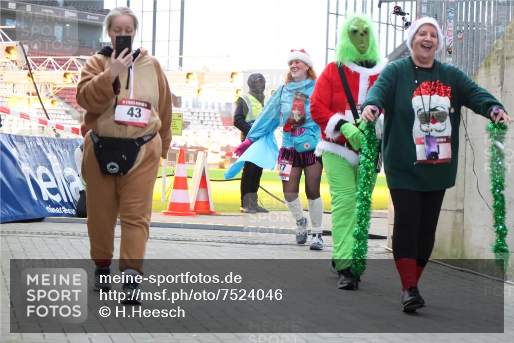 08.12.2024 - St. Pauli X-Mass-Run No. 14 H.Heesch http://msf.ph/oto/7524046 08.12.2024 10:48:03 Ziel 43, 204, 43, 71, 110 meine-sportfotos.de