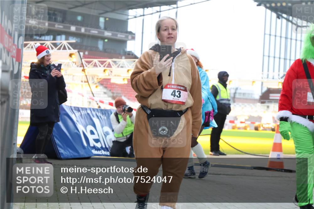 08.12.2024 - St. Pauli X-Mass-Run No. 14 H.Heesch http://msf.ph/oto/7524047 08.12.2024 10:48:05 Ziel 43, 204, 71, 110 meine-sportfotos.de