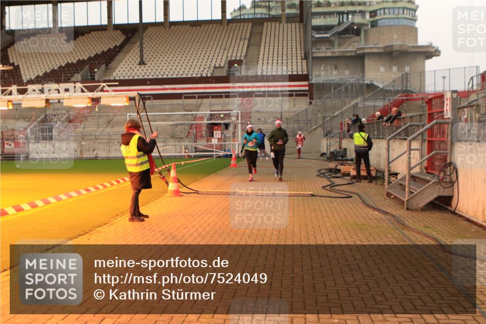 08.12.2024 - St. Pauli X-Mass-Run No. 14 Kathrin Stürmer Photography http://msf.ph/oto/7524049 08.12.2024 10:00:43 Ziel 410, 642, 1773, 2447, 2808, 2809, 3033 meine-sportfotos.de