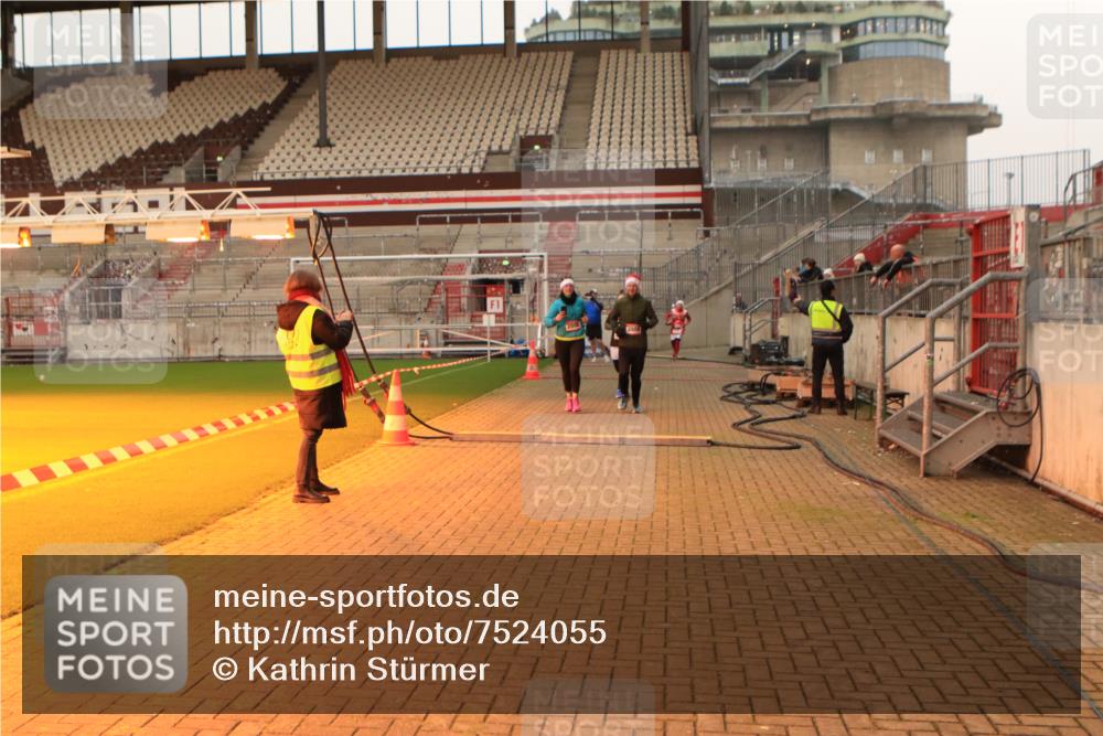 08.12.2024 - St. Pauli X-Mass-Run No. 14 Kathrin Stürmer Photography http://msf.ph/oto/7524055 08.12.2024 10:00:43 Ziel 410, 642, 1773, 2447, 2808, 2809, 3033 meine-sportfotos.de