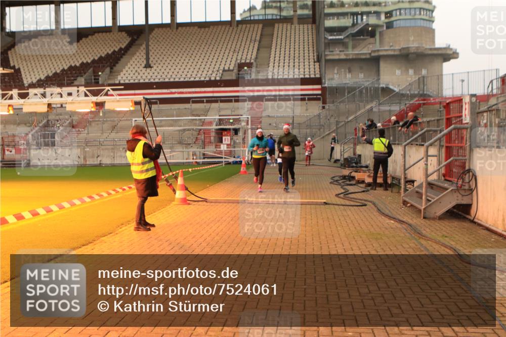 08.12.2024 - St. Pauli X-Mass-Run No. 14 Kathrin Stürmer Photography http://msf.ph/oto/7524061 08.12.2024 10:00:43 Ziel 410, 642, 1773, 2447, 2808, 2809, 3033 meine-sportfotos.de