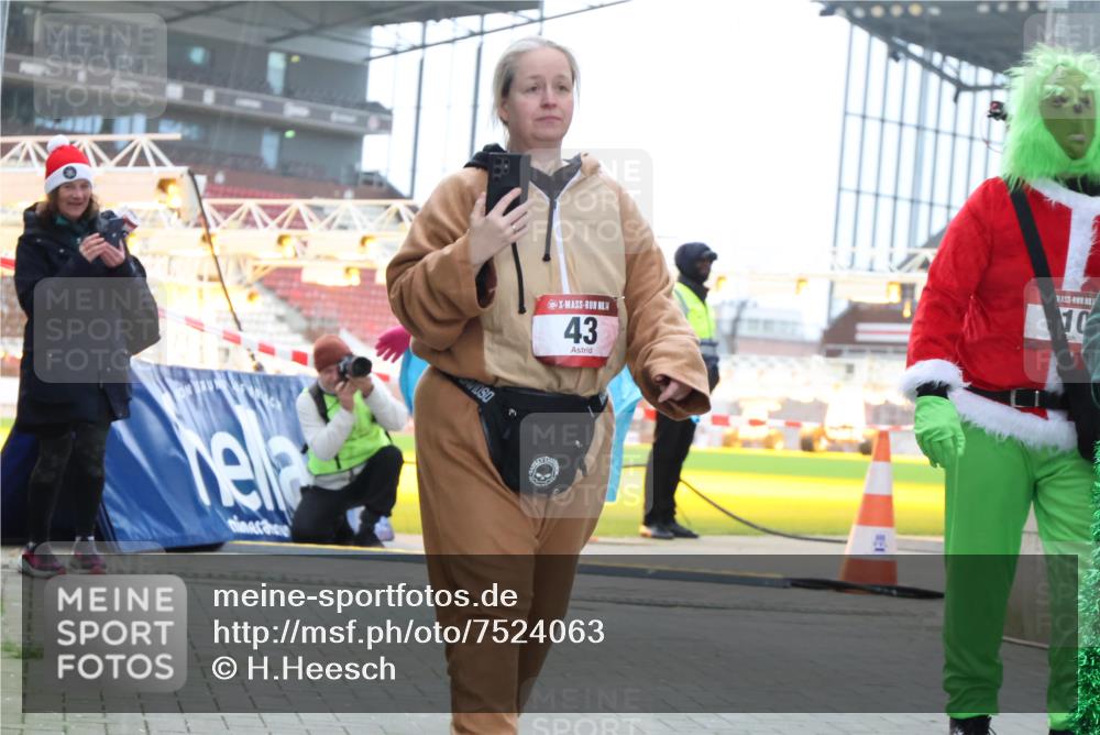 08.12.2024 - St. Pauli X-Mass-Run No. 14 H.Heesch http://msf.ph/oto/7524063 08.12.2024 10:48:05 Ziel 43, 204, 71, 110 meine-sportfotos.de