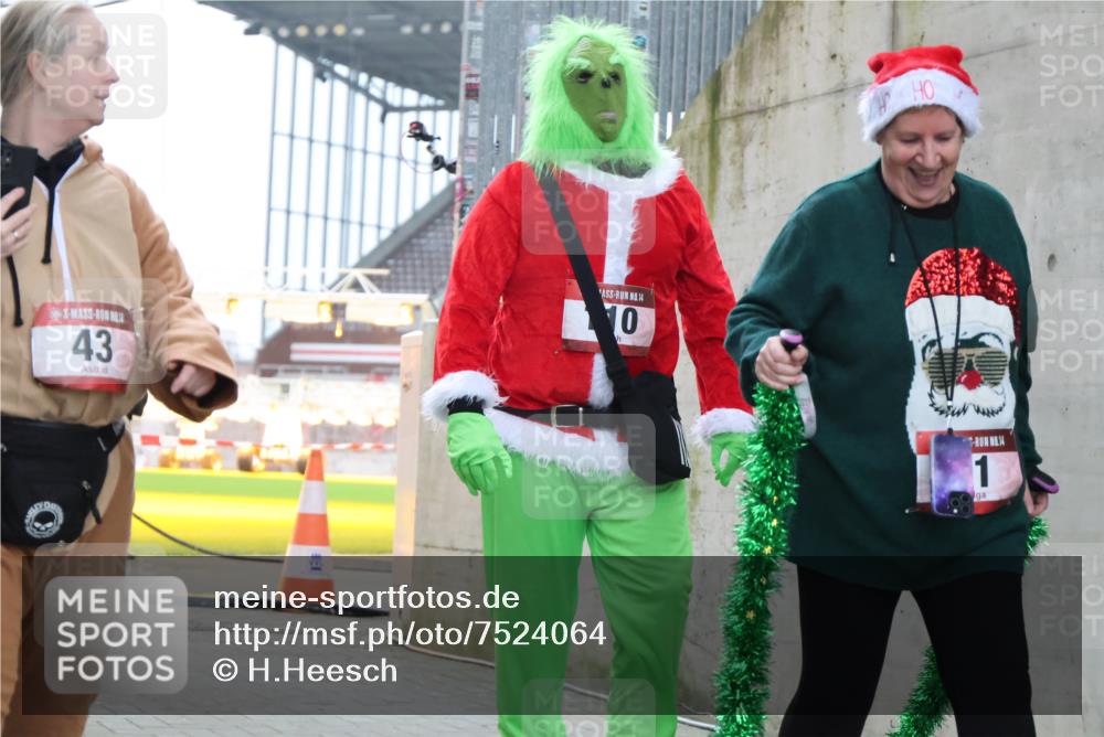 08.12.2024 - St. Pauli X-Mass-Run No. 14 H.Heesch http://msf.ph/oto/7524064 08.12.2024 10:48:06 Ziel 43, 204, 71, 110, 377 meine-sportfotos.de