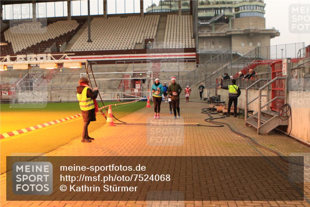 08.12.2024 - St. Pauli X-Mass-Run No. 14 Kathrin Stürmer Photography http://msf.ph/oto/7524068 08.12.2024 10:00:43 Ziel 410, 642, 1773, 2447, 2808, 2809, 3033 meine-sportfotos.de