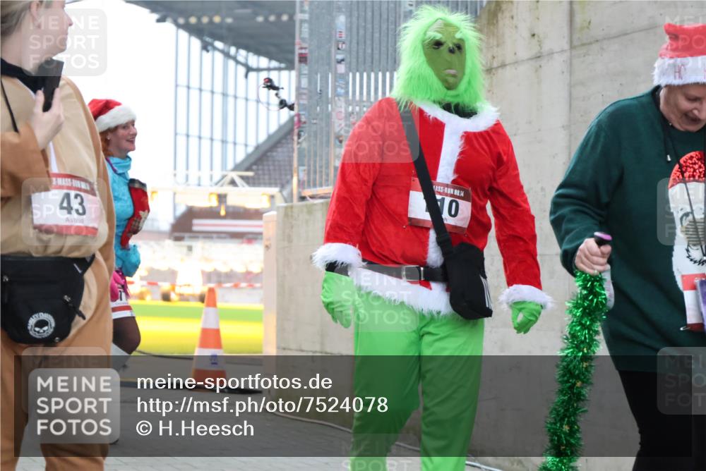 08.12.2024 - St. Pauli X-Mass-Run No. 14 H.Heesch http://msf.ph/oto/7524078 08.12.2024 10:48:07 Ziel 43, 204, 71, 110, 377 meine-sportfotos.de