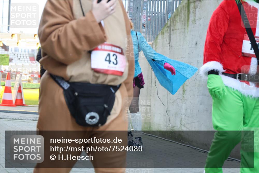 08.12.2024 - St. Pauli X-Mass-Run No. 14 H.Heesch http://msf.ph/oto/7524080 08.12.2024 10:48:08 Ziel 43, 204, 71, 110, 377 meine-sportfotos.de