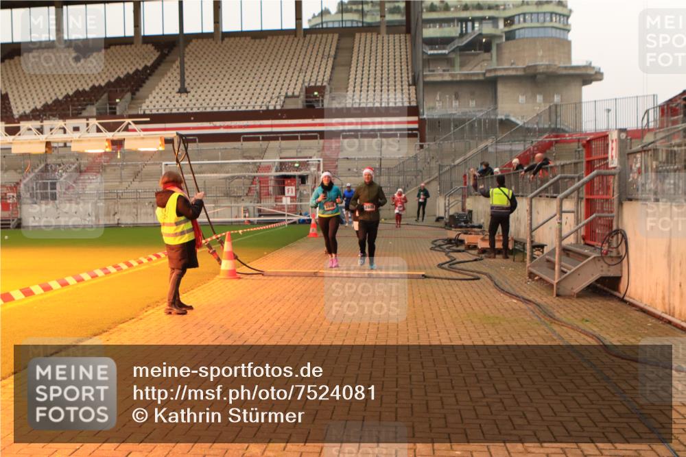 08.12.2024 - St. Pauli X-Mass-Run No. 14 Kathrin Stürmer Photography http://msf.ph/oto/7524081 08.12.2024 10:00:44 Ziel 410, 642, 1750, 1773, 2447, 2808, 2809, 3033 meine-sportfotos.de