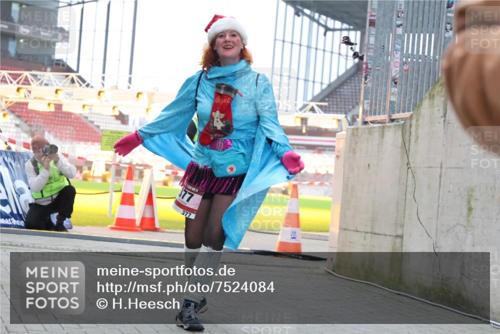 08.12.2024 - St. Pauli X-Mass-Run No. 14 H.Heesch http://msf.ph/oto/7524084 08.12.2024 10:48:09 Ziel 43, 71, 110, 377 meine-sportfotos.de
