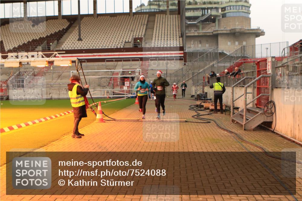 08.12.2024 - St. Pauli X-Mass-Run No. 14 Kathrin Stürmer Photography http://msf.ph/oto/7524088 08.12.2024 10:00:44 Ziel 410, 642, 1750, 1773, 2447, 2808, 2809, 3033 meine-sportfotos.de