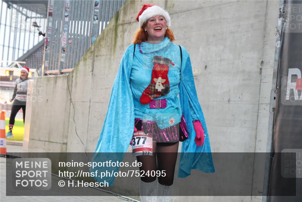 08.12.2024 - St. Pauli X-Mass-Run No. 14 H.Heesch http://msf.ph/oto/7524095 08.12.2024 10:48:12 Ziel 43, 71, 110, 71, 110, 377, 388, 398 meine-sportfotos.de