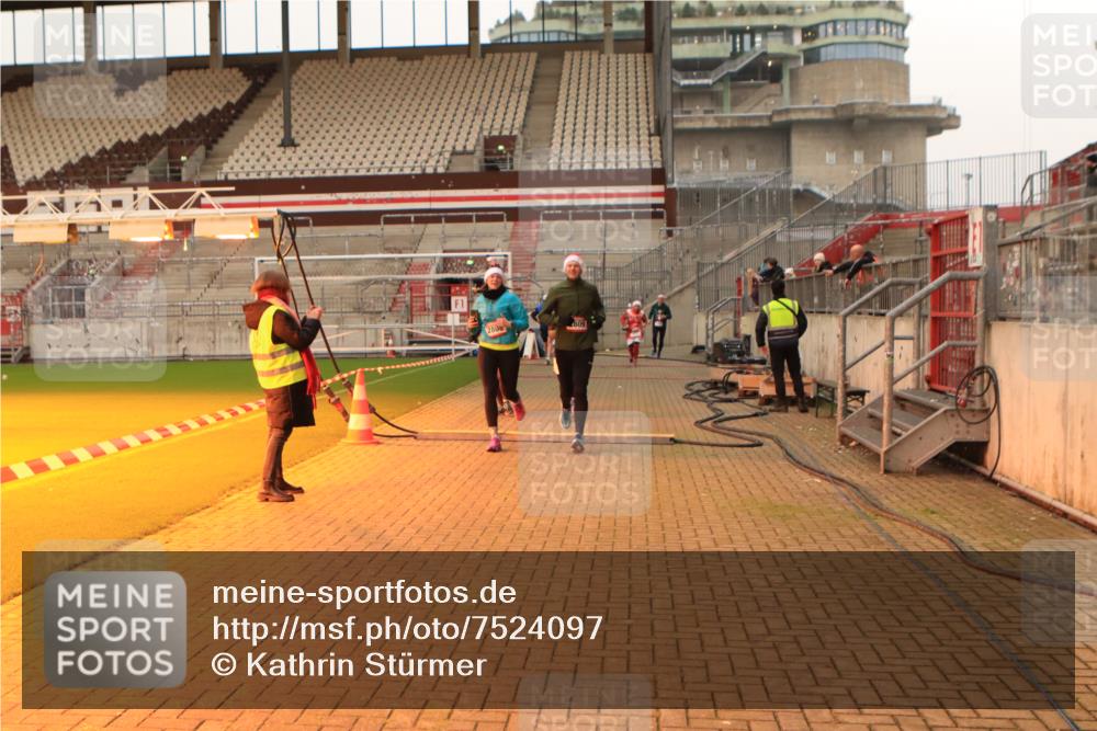 08.12.2024 - St. Pauli X-Mass-Run No. 14 Kathrin Stürmer Photography http://msf.ph/oto/7524097 08.12.2024 10:00:44 Ziel 410, 642, 1750, 1773, 2447, 2808, 2809, 3033 meine-sportfotos.de