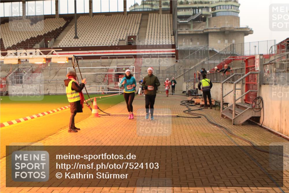 08.12.2024 - St. Pauli X-Mass-Run No. 14 Kathrin Stürmer Photography http://msf.ph/oto/7524103 08.12.2024 10:00:44 Ziel 410, 642, 1750, 1773, 2447, 2808, 2809, 3033 meine-sportfotos.de