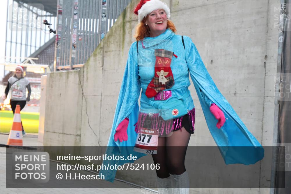 08.12.2024 - St. Pauli X-Mass-Run No. 14 H.Heesch http://msf.ph/oto/7524106 08.12.2024 10:48:12 Ziel 43, 71, 110, 71, 110, 377, 388, 398 meine-sportfotos.de