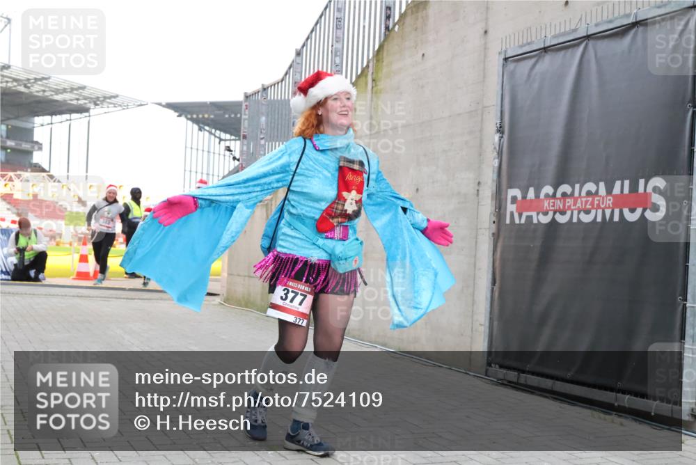 08.12.2024 - St. Pauli X-Mass-Run No. 14 H.Heesch http://msf.ph/oto/7524109 08.12.2024 10:48:14 Ziel 43, 71, 110, 377, 351, 377, 388, 398 meine-sportfotos.de