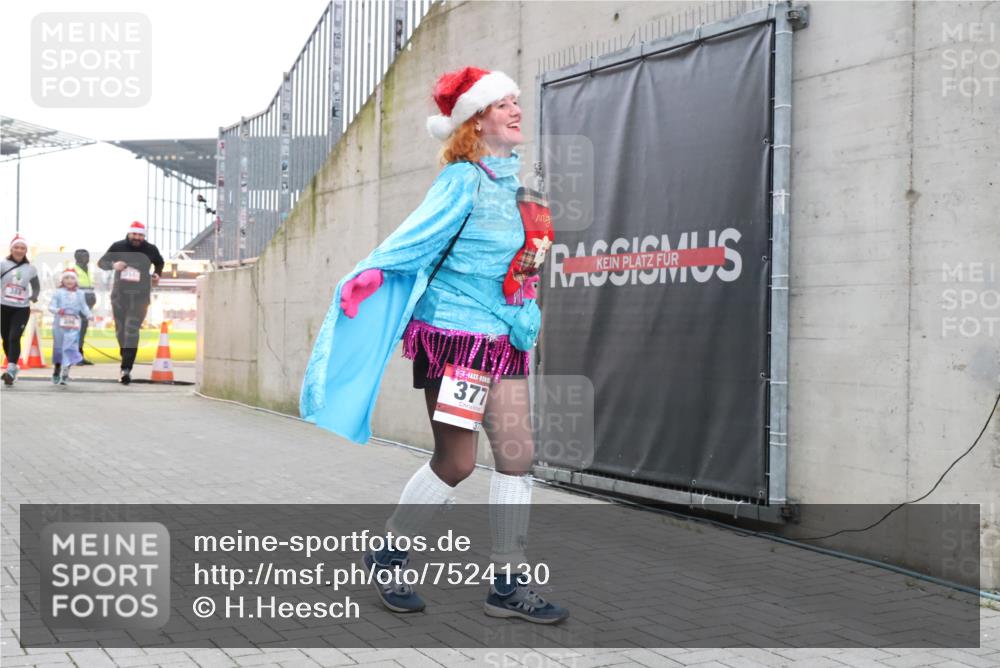 08.12.2024 - St. Pauli X-Mass-Run No. 14 H.Heesch http://msf.ph/oto/7524130 08.12.2024 10:48:14 Ziel 43, 71, 110, 377, 351, 377, 388, 398 meine-sportfotos.de
