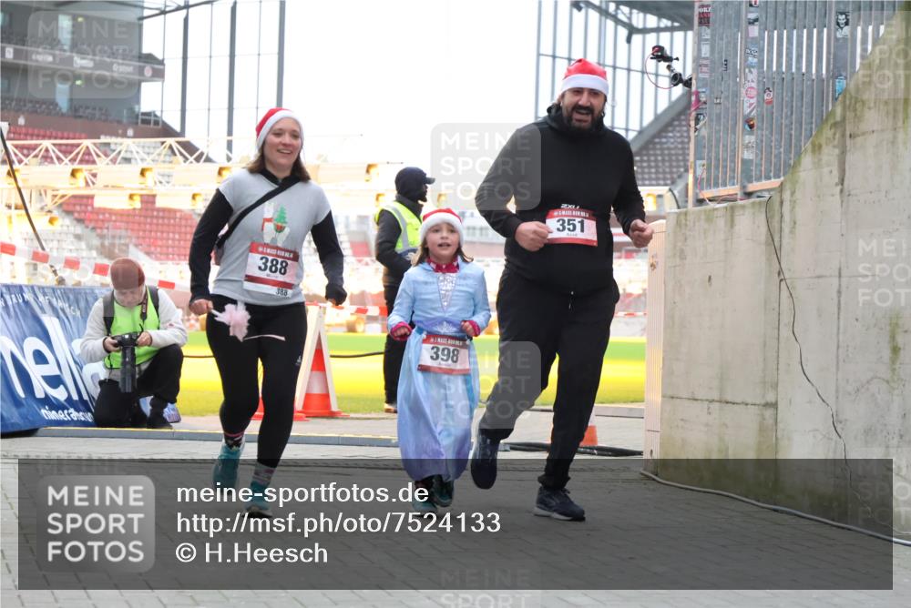08.12.2024 - St. Pauli X-Mass-Run No. 14 H.Heesch http://msf.ph/oto/7524133 08.12.2024 10:48:16 Ziel 71, 110, 377, 351, 377, 388, 398 meine-sportfotos.de