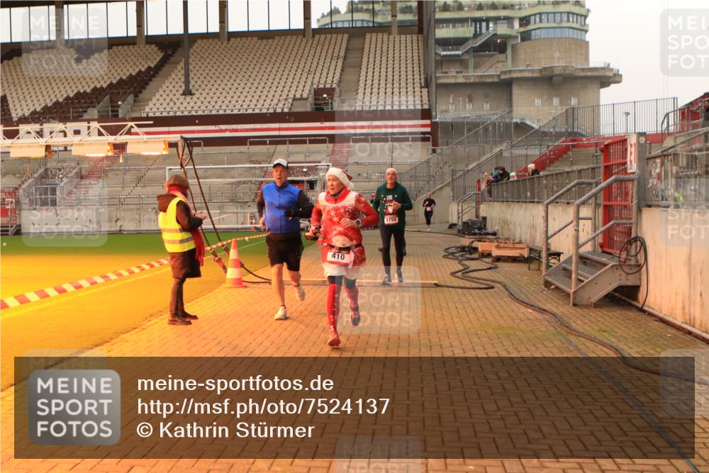08.12.2024 - St. Pauli X-Mass-Run No. 14 Kathrin Stürmer Photography http://msf.ph/oto/7524137 08.12.2024 10:00:51 Ziel 410, 642, 1750, 1773, 2447, 2696, 2808, 2809, 3033 meine-sportfotos.de
