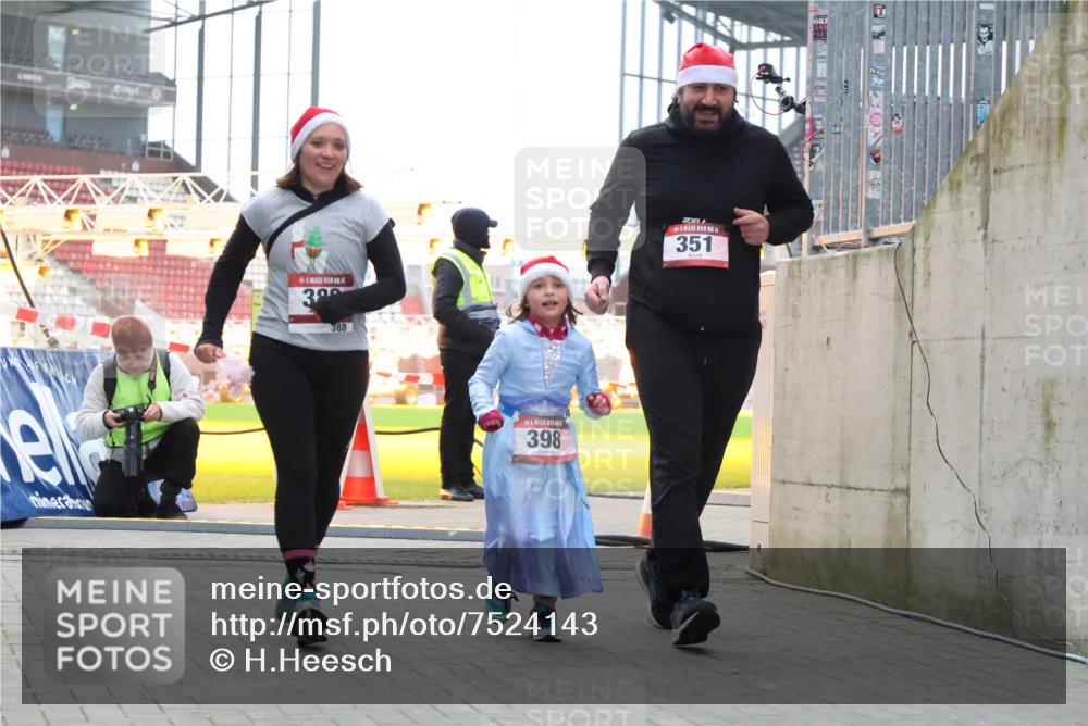 08.12.2024 - St. Pauli X-Mass-Run No. 14 H.Heesch http://msf.ph/oto/7524143 08.12.2024 10:48:16 Ziel 71, 110, 377, 351, 377, 388, 398 meine-sportfotos.de