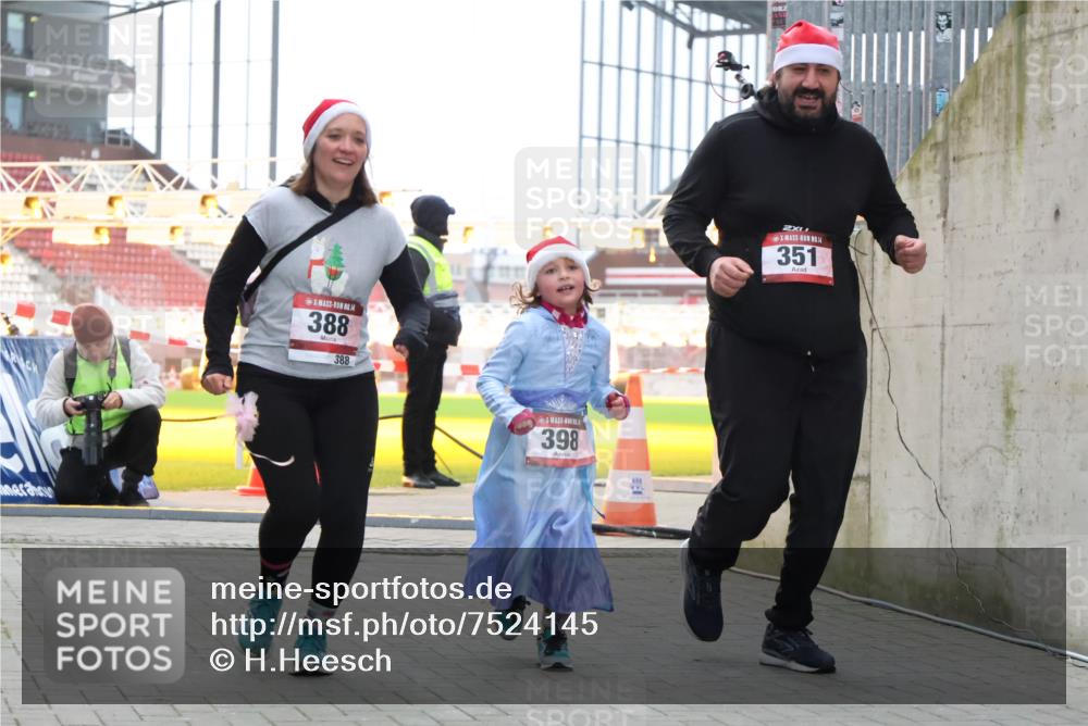 08.12.2024 - St. Pauli X-Mass-Run No. 14 H.Heesch http://msf.ph/oto/7524145 08.12.2024 10:48:17 Ziel 71, 110, 377, 351, 388, 398 meine-sportfotos.de