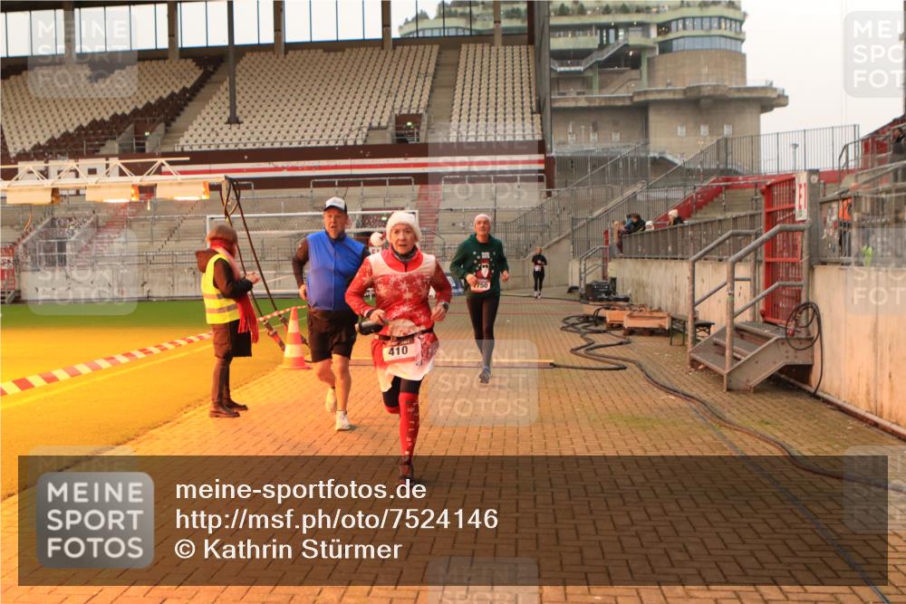 08.12.2024 - St. Pauli X-Mass-Run No. 14 Kathrin Stürmer Photography http://msf.ph/oto/7524146 08.12.2024 10:00:51 Ziel 410, 642, 1750, 1773, 2447, 2696, 2808, 2809, 3033 meine-sportfotos.de