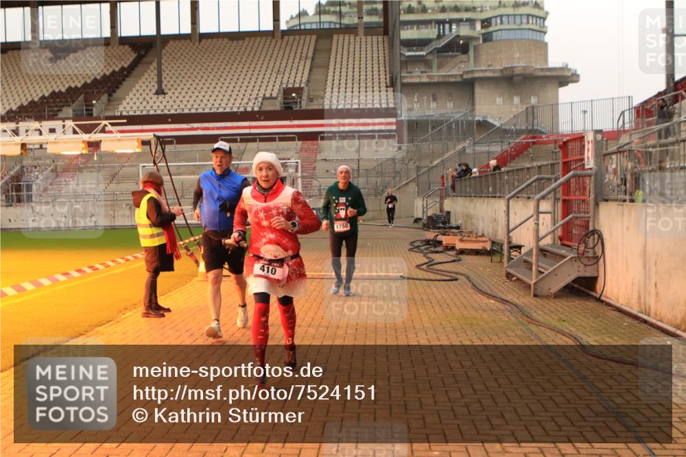 08.12.2024 - St. Pauli X-Mass-Run No. 14 Kathrin Stürmer Photography http://msf.ph/oto/7524151 08.12.2024 10:00:52 Ziel 410, 1750, 1773, 2447, 2696, 2808, 2809, 3033 meine-sportfotos.de