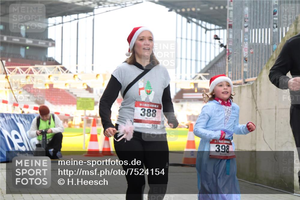 08.12.2024 - St. Pauli X-Mass-Run No. 14 H.Heesch http://msf.ph/oto/7524154 08.12.2024 10:48:18 Ziel 71, 110, 377, 351, 388, 398 meine-sportfotos.de