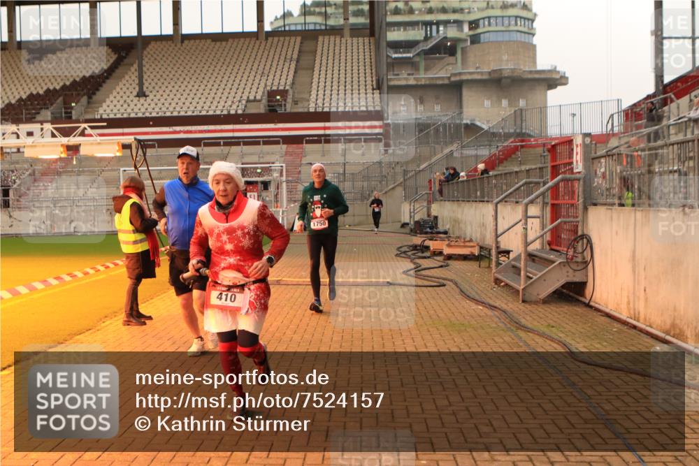 08.12.2024 - St. Pauli X-Mass-Run No. 14 Kathrin Stürmer Photography http://msf.ph/oto/7524157 08.12.2024 10:00:52 Ziel 410, 1750, 1773, 2447, 2696, 2808, 2809, 3033 meine-sportfotos.de