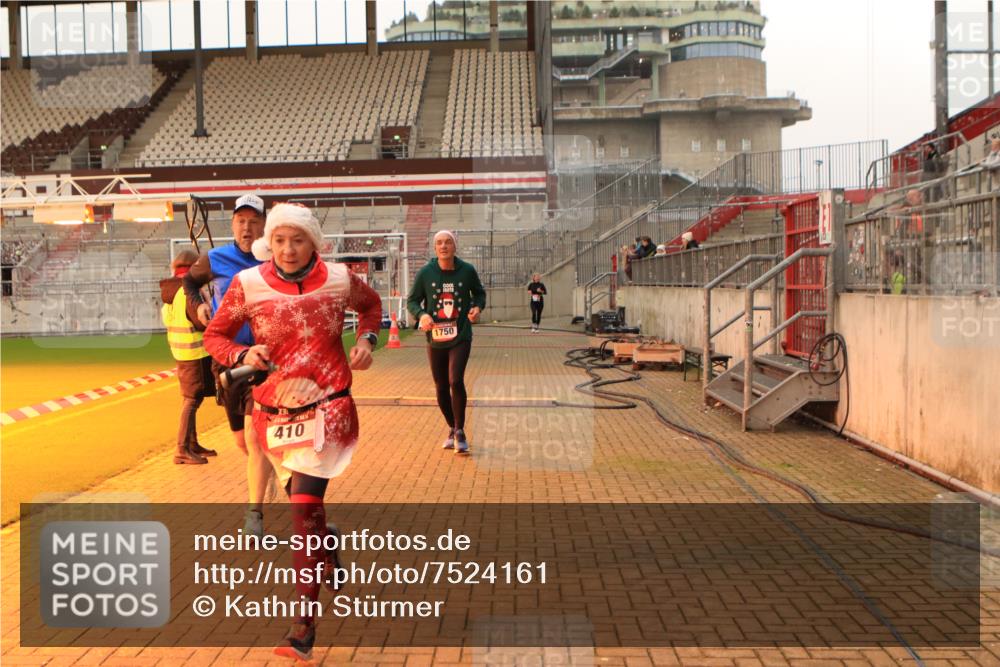 08.12.2024 - St. Pauli X-Mass-Run No. 14 Kathrin Stürmer Photography http://msf.ph/oto/7524161 08.12.2024 10:00:52 Ziel 410, 1750, 1773, 2447, 2696, 2808, 2809, 3033 meine-sportfotos.de