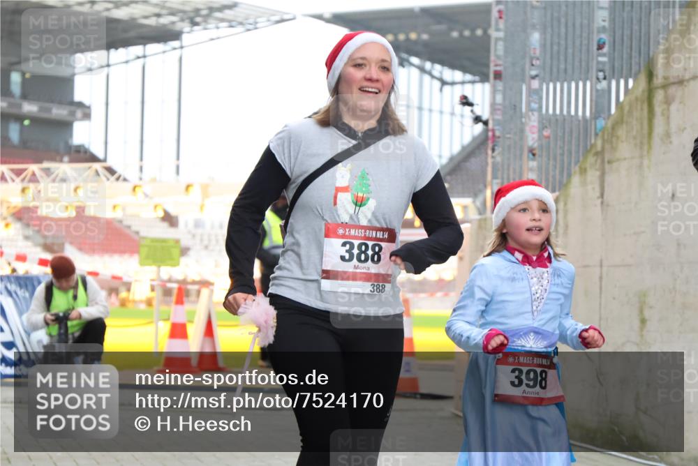 08.12.2024 - St. Pauli X-Mass-Run No. 14 H.Heesch http://msf.ph/oto/7524170 08.12.2024 10:48:18 Ziel 71, 110, 377, 351, 388, 398 meine-sportfotos.de