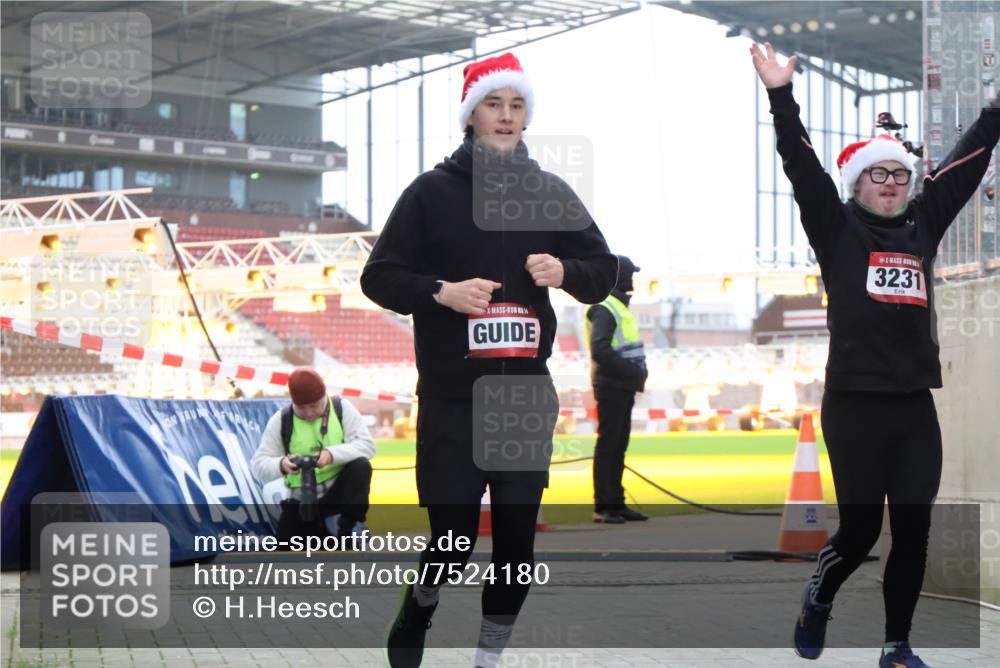 08.12.2024 - St. Pauli X-Mass-Run No. 14 H.Heesch http://msf.ph/oto/7524180 08.12.2024 10:48:39 Ziel 3231 meine-sportfotos.de