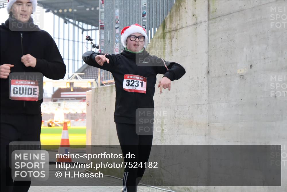 08.12.2024 - St. Pauli X-Mass-Run No. 14 H.Heesch http://msf.ph/oto/7524182 08.12.2024 10:48:40 Ziel 3231 meine-sportfotos.de
