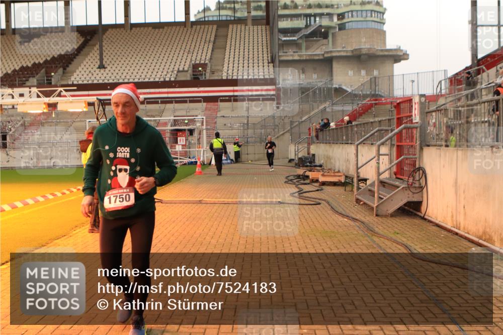 08.12.2024 - St. Pauli X-Mass-Run No. 14 Kathrin Stürmer Photography http://msf.ph/oto/7524183 08.12.2024 10:00:54 Ziel 410, 1750, 1773, 2447, 2696, 2808, 2809, 3033 meine-sportfotos.de