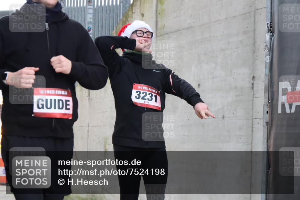 08.12.2024 - St. Pauli X-Mass-Run No. 14 H.Heesch http://msf.ph/oto/7524198 08.12.2024 10:48:41 Ziel 3231 meine-sportfotos.de