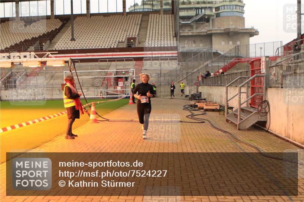 08.12.2024 - St. Pauli X-Mass-Run No. 14 Kathrin Stürmer Photography http://msf.ph/oto/7524227 08.12.2024 10:00:59 Ziel 410, 1750, 2447, 2696 meine-sportfotos.de