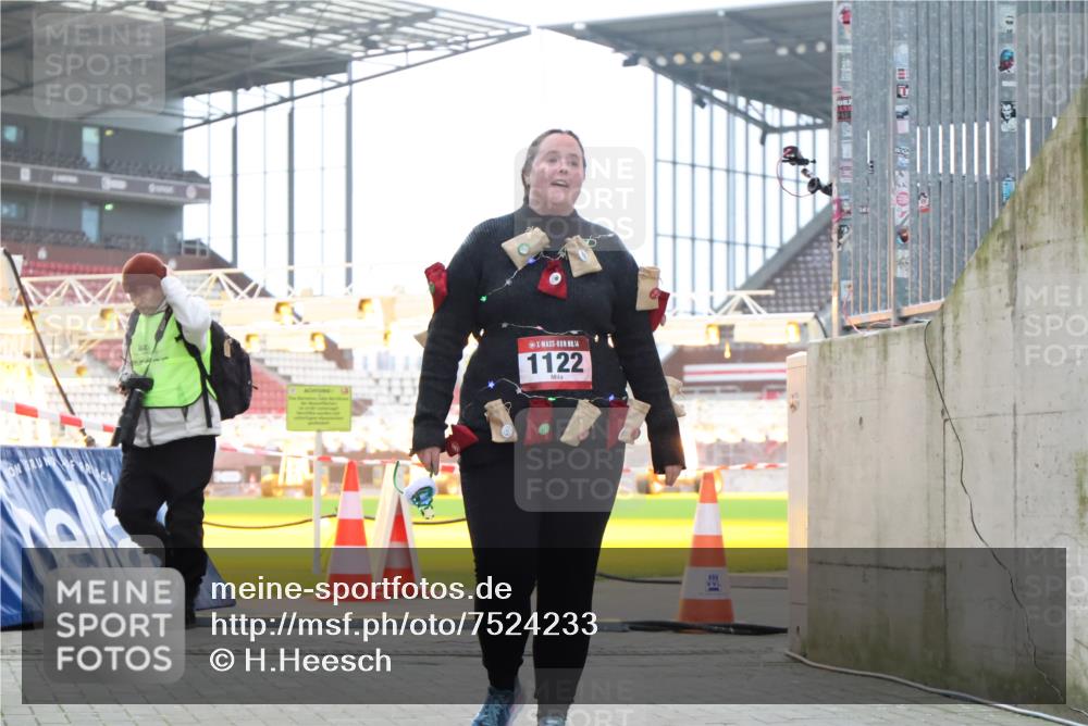 08.12.2024 - St. Pauli X-Mass-Run No. 14 H.Heesch http://msf.ph/oto/7524233 08.12.2024 10:48:49 Ziel 3231, 1122 meine-sportfotos.de