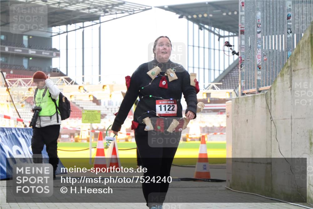 08.12.2024 - St. Pauli X-Mass-Run No. 14 H.Heesch http://msf.ph/oto/7524240 08.12.2024 10:48:49 Ziel 3231, 1122 meine-sportfotos.de