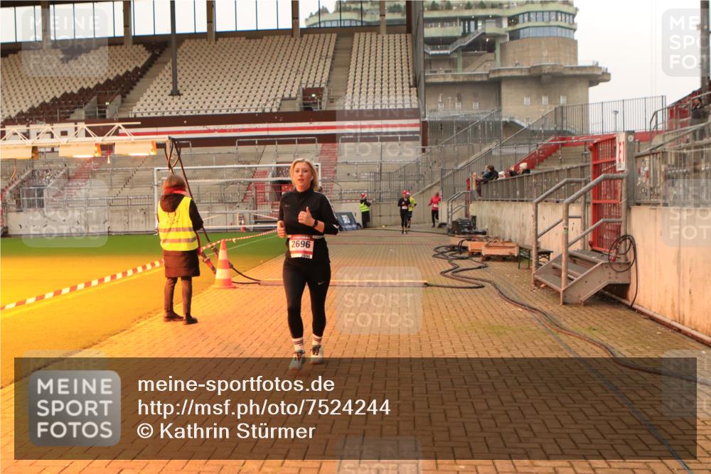 08.12.2024 - St. Pauli X-Mass-Run No. 14 Kathrin Stürmer Photography http://msf.ph/oto/7524244 08.12.2024 10:01:00 Ziel 410, 713, 1750, 2447, 2696 meine-sportfotos.de