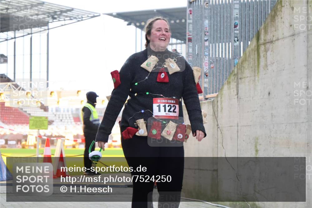 08.12.2024 - St. Pauli X-Mass-Run No. 14 H.Heesch http://msf.ph/oto/7524250 08.12.2024 10:48:50 Ziel 3231, 1122 meine-sportfotos.de