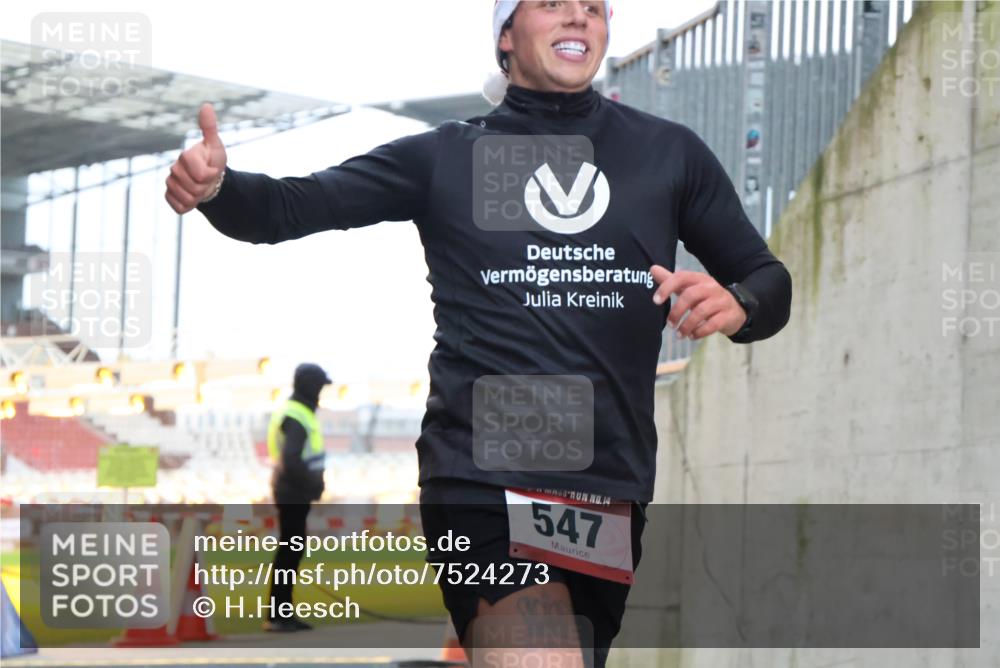 08.12.2024 - St. Pauli X-Mass-Run No. 14 H.Heesch http://msf.ph/oto/7524273 08.12.2024 10:49:30 Ziel 547, 547 meine-sportfotos.de