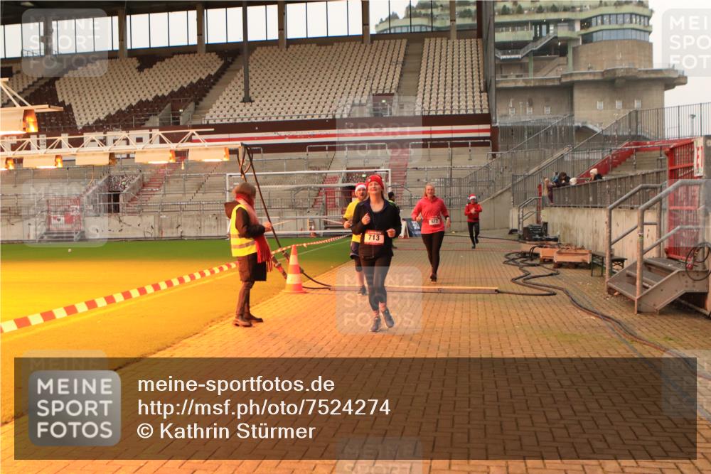 08.12.2024 - St. Pauli X-Mass-Run No. 14 Kathrin Stürmer Photography http://msf.ph/oto/7524274 08.12.2024 10:01:07 Ziel 418, 512, 713, 946, 2696 meine-sportfotos.de