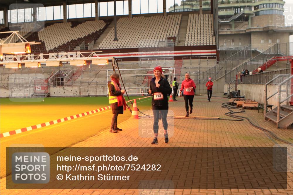 08.12.2024 - St. Pauli X-Mass-Run No. 14 Kathrin Stürmer Photography http://msf.ph/oto/7524282 08.12.2024 10:01:08 Ziel 418, 512, 713, 946, 2696 meine-sportfotos.de