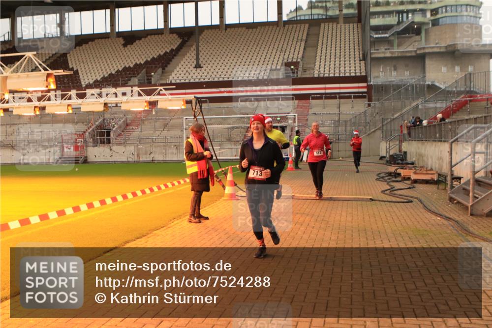 08.12.2024 - St. Pauli X-Mass-Run No. 14 Kathrin Stürmer Photography http://msf.ph/oto/7524288 08.12.2024 10:01:08 Ziel 418, 512, 713, 946, 2696 meine-sportfotos.de